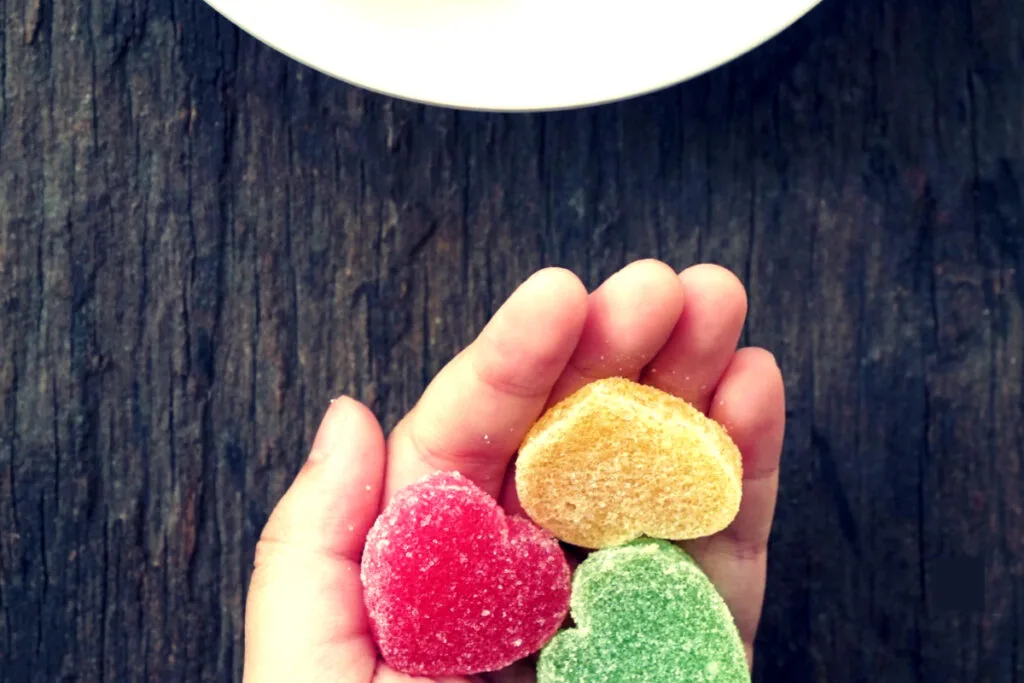 child hand holds 3 candies instant gratification meaning