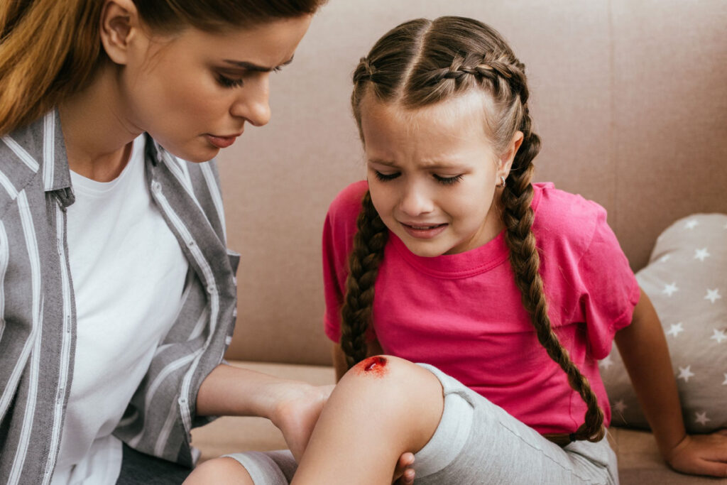 mom attends to girl scraped knee how to validate feelings